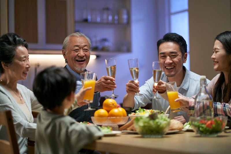 家族の食卓でキャビアと乾杯