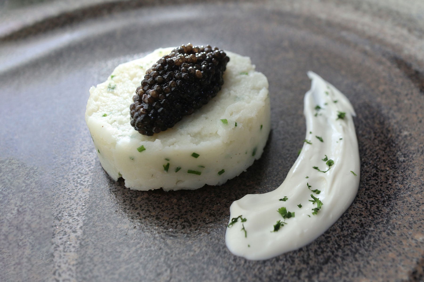 キャビアとじゃがバタークリーム、静かなコクに寄り添う、ウォッカという選択。