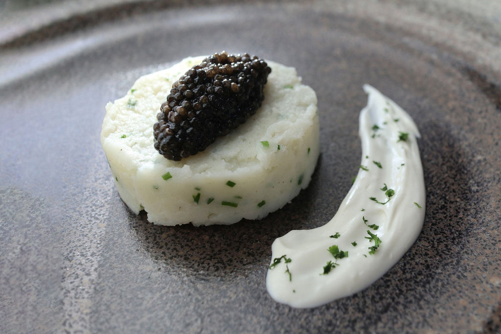 キャビアとじゃがバタークリーム、静かなコクに寄り添う、ウォッカという選択。